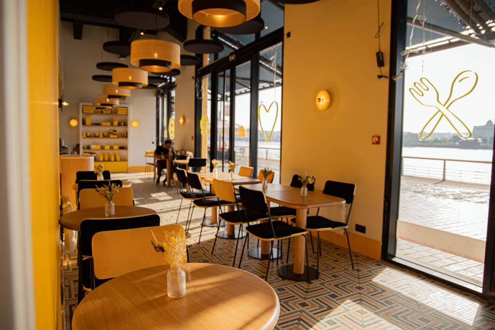 Café Joyeux Bord'Eau dorp : ontdek ons inclusief restaurant voor gehandicapten