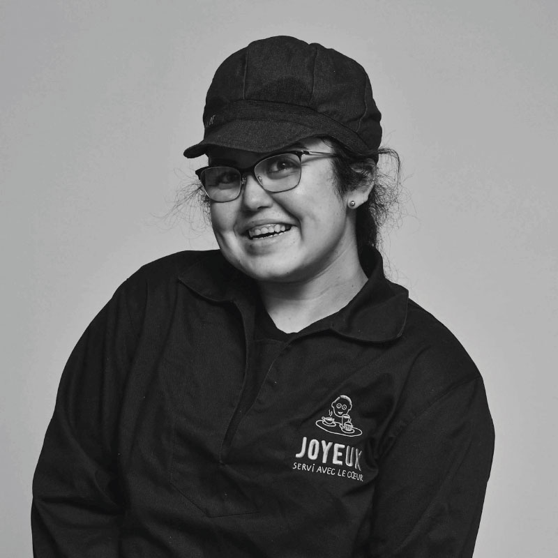 Café Joyeux Paris Champs-Elysées : Mathilde, cheerful team member welcomes you and serves you with her heart