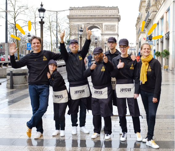 Café Joyeux : ouverture du restaurant solidaire et inclusif sur le plus belle avenue du monde