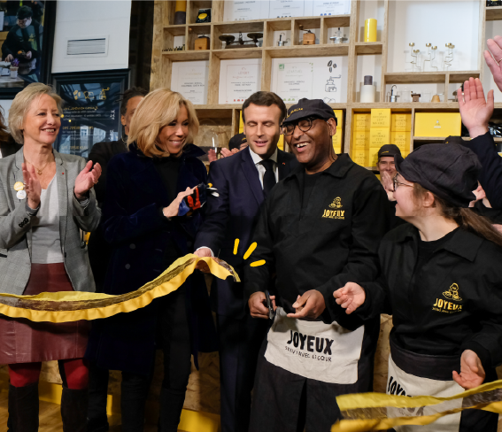 Café Joyeux: opening van de nieuwe coffeeshop op de Champs-Elysées ten voordele van mentale en cognitieve gehandicapten door Brigitte en Emmanuel Macron